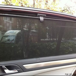 Pare-soleil rétractable de voiture de deuxième rangée pour rideaux personnalisés de véhicules de tourisme - Product Image 1