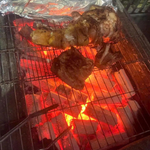 Carbón de Briquetas de Aserrín de Madera Dura Premium al por Mayor, Alto en Carbono, Bajo en Cenizas, Combustible para Barbacoa sin Humo, Larga Duración (6 Horas) - Product Image 1