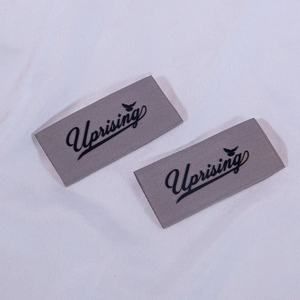 Etichetta Geweven ha incontrato Hoge dichheid Op Maat Gemaakt Merk Logo Uiteinde Gevouwen Borduurwerk Kleding tag Keper Rand Kledingaccessoi - Product Image 1