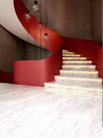 Escalier en arc rotatif en fer forgé avec rampe en verre et structure en acier pour usage intérieur