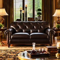 Canapé en cuir véritable de style Chesterfield haut de gamme avec accoudoirs roulés et capitonnés pour hôtel de luxe, villa, salon