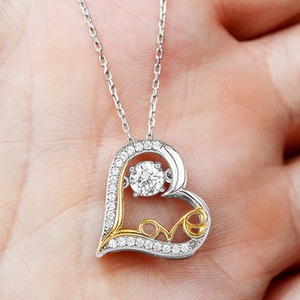 Collar colgante de circón hueco en forma de corazón de dos colores con caja de regalo y tarjeta de mensaje para mi nieta - Product Image 4