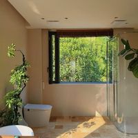 Fenêtre oscillo-battante en aluminium à rupture de pont thermique Aomeja avec système de micro-ventilation et moustiquaire, et combinaison de fenêtres fixes et à battants latéraux pour villa