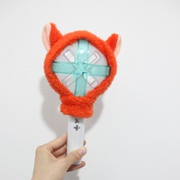 Vente en gros de housses de lightstick Kpop personnalisées, écologiques, faites main, en forme d'ours en fourrure, avec motif fleur/fée, pour garçons, en coton PP et ruban
