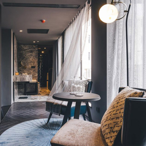 Ensemble de meubles de chambre d'hôtel 5 étoiles sur mesure, style moderne, en bois massif, avec lit de luxe et table de chevet, pour chambre de resort de luxe. - Product Image 4