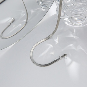 ヨーロッパ系アメリカ人のシンプルなパーソナリティスネークボーンチョーカーネックレス18Kゴールドステンレススチールヘリンボーンチェーンネックレス女性用 - Product Image 4