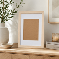 Cadre photo rectangulaire vertical en bois avec passe-partout blanc pour la décoration de chambre et d'appartement