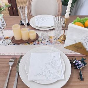 Serviettes pliantes en forme d'arbre à 3 plis 5x5 pouces Serviettes <span class=keywords><strong>de</strong></span> cocktail jetables Fournitures <span class=keywords><strong>de</strong></span> fête à la maison Serviettes <span class=keywords><strong>de</strong></span> boissons <span class=keywords><strong>de</strong></span> Noël - Product Image 5