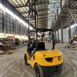 Chariot élévateur à contrepoids d'occasion Komatsu FD30 3 tonnes du Japon avec déplaceur latéral sur chenilles et hauteur de levage de 4,5 m pour l'empilage - Product Image 4