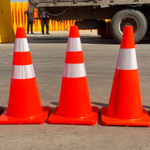 Cône de signalisation routière en PVC de 28 pouces, cône de sécurité en plastique hautement réfléchissant de 700 mm pour utilisation sur les routes et les rues - Product Image 1