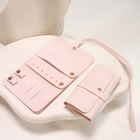 Pochette de rangement compacte pour bijoux avec porte-bagues, attaches pour boucles d'oreilles et fermeture enveloppante pour les voyages, l'organisation quotidienne et l'emballage cadeau