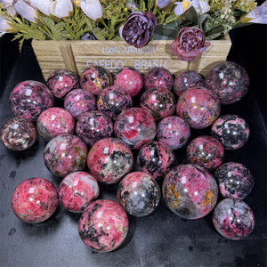 Boule de cristal de rhodonite naturelle, sphère de rhodonite polie pour la décoration intérieure, la guérison spirituelle et la collection - Product Image 1