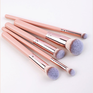 ชุดแปรงแต่งหน้าขนสังเคราะห์ 5 ชิ้น ด้ามไม้สีชมพู แปรงปัดแป้ง แปรงรองพื้น แปรงสำหรับใบหน้าสำหรับผู้หญิง ชุดเครื่องสำอางพร้อมโลโก้สั่งทำได้ - Product Image 4