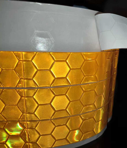 Etiqueta Adhesiva de Advertencia Reflectante Dorada con Textura de Panal - Product Image 6