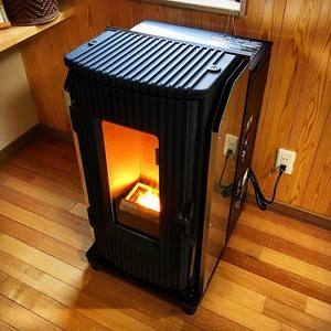 Poêle à granulés de bois hydro bon marché de 6 KW prêt pour l'exportation dans le monde entier Poêle à granulés européen disponible à la vente - Product Image 2