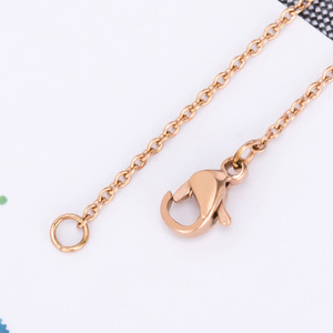 จี้รูปหยดน้ำเคลือบทองคำ 18K สีโรสโกลด์ ดีไซน์สร้างสรรค์จากไทเทเนียมสตีล พร้อมตัวอักษรแทนความรัก สำหรับเป็นของขวัญวันวาเลนไทน์ สร้อยคอสำหรับทุกเพศ - Product Image 4