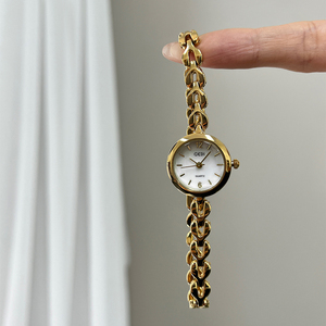 Nuevo reloj de pulsera de cuarzo para mujer, con esfera pequeña, diseño simple y elegante, con cadena, pequeño y con estilo. - Product Image 3
