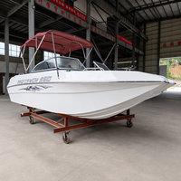 Bateau à moteur de haute qualité fabriqué en fibre de verre à coque en V pour les sports nautiques et les loisirs, yacht de luxe blanc, directement de l'usine