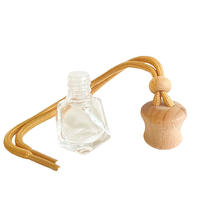 Diffuseur de voiture suspendu élégant bouteille de parfum de parfum de 8ml en forme de triangle en cristal avec couvercle en bois étiquette personnalisée désodorisant de voiture