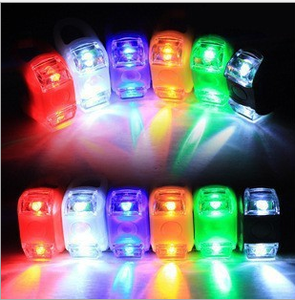 Feu arrière de vélo à LED avec capteur marche/arrêt automatique pour la sécurité du cycliste - Product Image 2