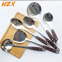 Ensemble d'accessoires de cuisine classiques en acier inoxydable poli miroir avec poignée en bois, 6 pièces