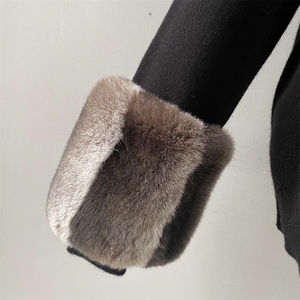 سويتر منسوج بياقة سلحفاة ربيعية مع أساور فرو قابلة للإزالة للبيع بالجملة سترات نسائية مخصصة بمقاسات كبيرة - Product Image 4