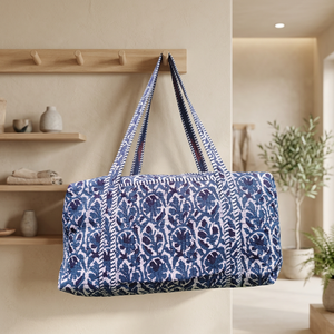 Sac de voyage de luxe en coton matelassé imprimé floral bleu, grande capacité, avec fermeture éclair, idéal pour le week-end - Product Image 1
