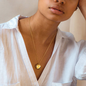 Collar con Colgante de Medallón con Marco de Fotos Abrible, Chapado en Oro de 18K y Diamantes, Joyería Personalizada de Latón - Product Image 6