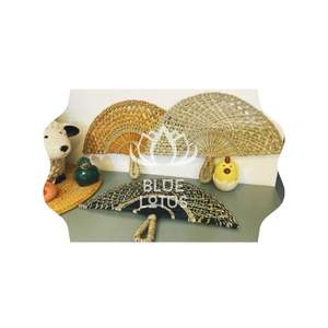 Abanico de Mano de Pasto Marino, Artesanía - Product Image 1