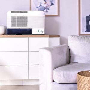 เครื่องลดความชื้นแบบคอมเพรสเซอร์ ดีไซน์กันน้ำ IPX4 สำหรับใช้ในห้องน้ำ ขนาดบางเพียง 17 ซม. วางบนโต๊ะ - Product Image 1