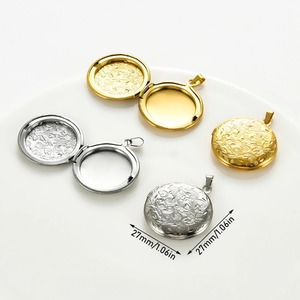 Collana con Ciondolo Portafoto Rotondo Intagliato a Fiore, in Acciaio Inossidabile, Lucido a Specchio, Apribile, per Uomo e Donna, Gioiello Commemorativo - Product Image 2