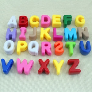 Perline acriliche <span class=keywords><strong>a</strong></span> foro largo <span class=keywords><strong>a</strong></span> forma di lettera e cuore, accessori fai da te per gioielli, perline sfuse, ciondoli per borse, catene per cellulari, accessori per portachiavi - Product Image 3
