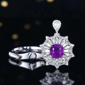Bague en or blanc 18 carats avec saphir violet taille coussin, halo double de diamants multiformes effet éclat de soleil, bijou de cocktail luxueux - Product Image 2