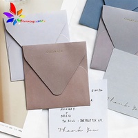 Cartes de remerciement personnalisées en papier couché blanc et rose avec enveloppe, motif gaufré à l'or, impression offset, pliage central