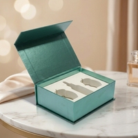 Boîte rigide carrée personnalisée avec fenêtre, pelliculage brillant, gaufrage et impression offset sur carton pour coffrets cadeaux de truffes au chocolat
