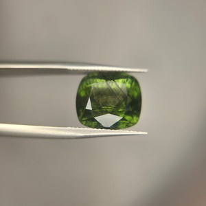 Peridoto Natural de Calidad Superior al por Mayor, Piedra Preciosa Brillante de 10.45 Quilates, Verde Intenso con Hilos de Rutilo Dorado, Corte Cojín Facetado - Product Image 3