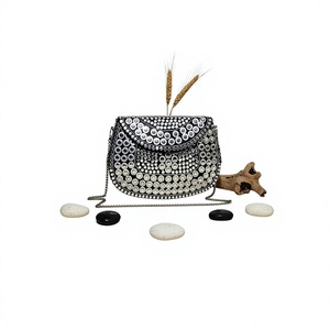 Pochette de mariage élégante avec incrustation de coquillages et chaîne amovible - Product Image 1