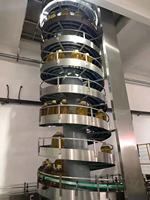 Tour de convoyeur à spirale verticale personnalisée, élévateur modulaire en plastique à chaîne spirale pour bouteilles d'huile comestible et boîtes en carton