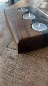 Porte-bougie en résine et bois durable, design artisanal de qualité supérieure combinant du bois naturel et de la résine, idéal pour les centres de table et les repas. - Product Image 6