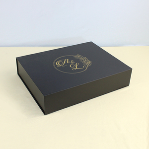 Boîtes d'emballage cadeau en papier kraft noir pliables magnétiques personnalisées pour vêtements - Product Image 2