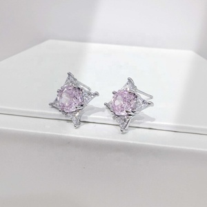Pendientes de cobre personalizados con circonita cúbica barata, diseño de flor, clásicos para fiesta, engaste de garra, corte rosa, en tonos rosa, morado y amarillo, chapados en rodio. - Product Image 4