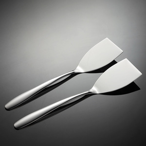 Spatule de cuisine japonaise en acier inoxydable 304, idéale pour la cuisson des steaks, des crêpes, des grillades et des pizzas - Product Image 1