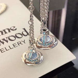 Nuevo Collar Unisex Grande/Mediano Azul Glaciar con Diseño de OVNI y Planeta, de Lujo Ligero y Moderno, con ORB de Saturno Tridimensional y Cadena Figaro - Product Image 1