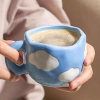 Tasse à café en céramique peinte à la main bleu ciel avec soucoupe nuage blanc – Cadeau de rentrée scolaire – Écologique – Capacité 300 ml – Design classique