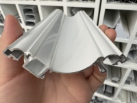 Profilé d'angle en alliage d'aluminium anodisé TW-6060 pour bande LED de plafond, éclairage décoratif avec services de découpe et de soudure