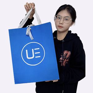 Di alta qualità di lusso sacchetto di carta Kraft nero <span class=keywords><strong>Shopper</strong></span> <span class=keywords><strong>per</strong></span> i vestiti negozio al dettaglio regalo di imballaggio con e nastro di lamina d'argento timbratura - Product Image 3