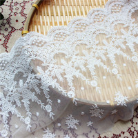 Une largeur exquise pourrait être une coupe de dentelle de broderie personnalisée pour les textiles de maison