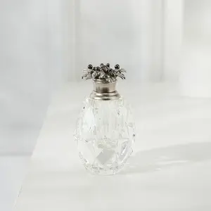 Venta caliente Fancy Attar Crystal Oil Bottle con Luxury Zamak Flower Cap para Oud Essential Oil Perfume