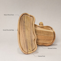 Plateau de service artisanal en bois d'acacia naturel, forme irrégulière, écologique et durable, avec logo personnalisé, idéal pour les collations et les fruits.