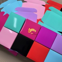 Dossiers en papier recyclé pour présentation de produits de soin, vêtements, chaussettes, robes de soirée, emballage de luxe avec gaufrage et pelliculage mat